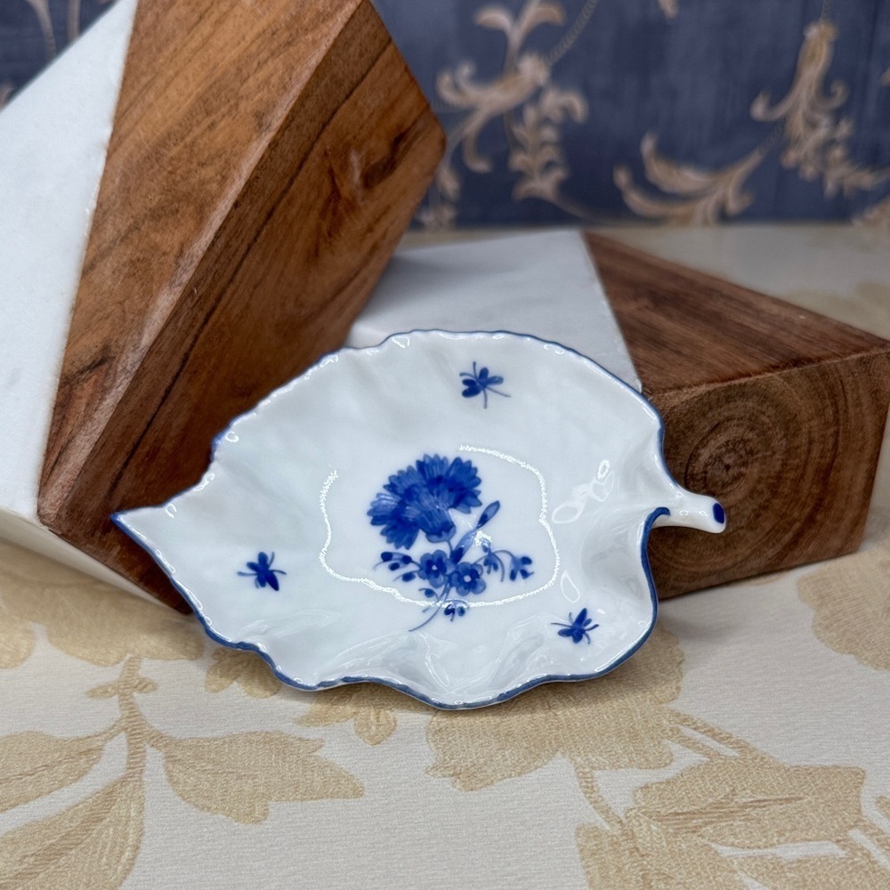 Antique Blue Floral Leaf-Shaped Trinket Dish Décoré à la main à Chantilly
